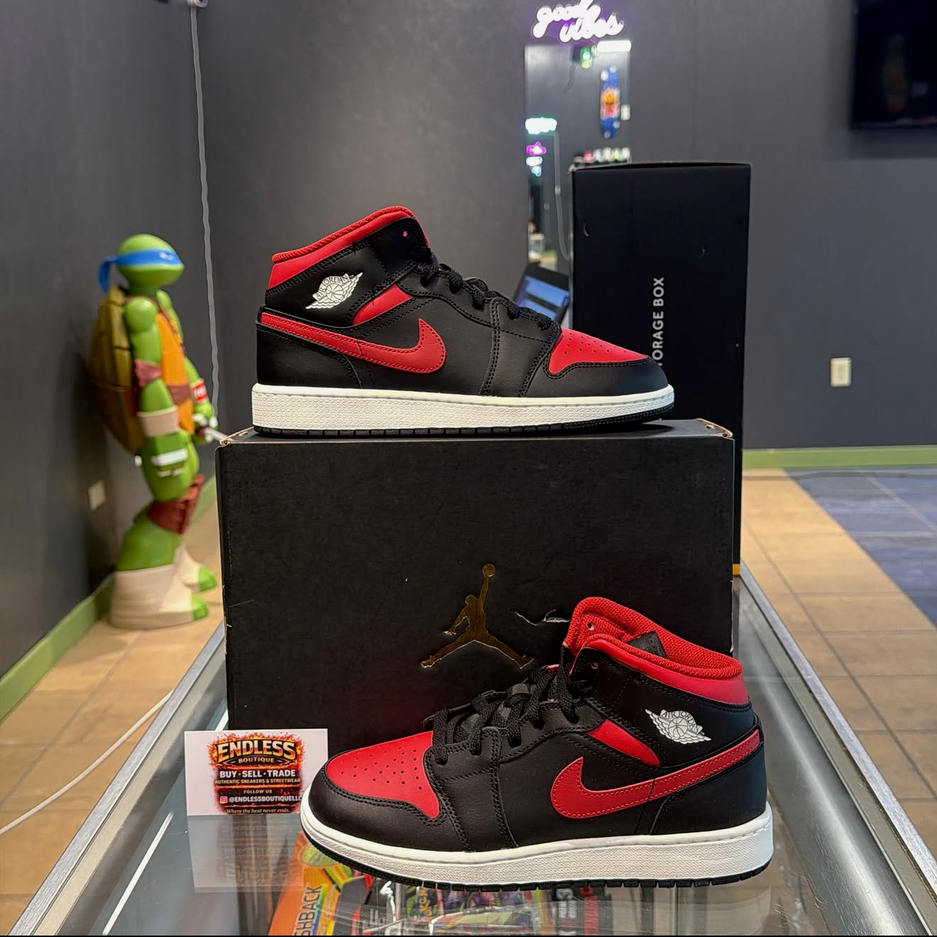 Jordan 1 Mid Varsity Red