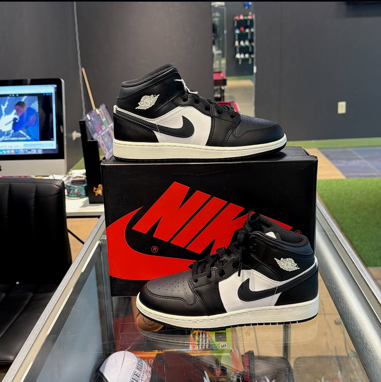 Jordan 1 Mid Off Noir Toe